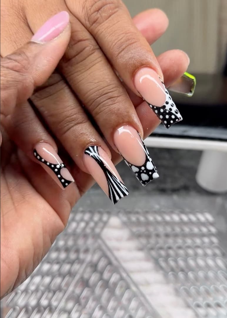 Black and white graphic nail art set